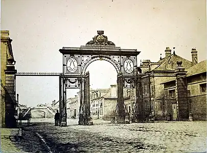 Porte de paris déplacée face aux abattoirs.