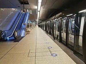 Quai de la ligne 14 en direction de Mairie de Saint-Ouen.