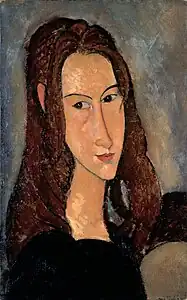 Portrait en buste d'une jeune femme au visage allongé, cheveux châtains aux épaules