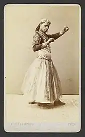 [Portrait d'un danseur en costume], portrait-carte.