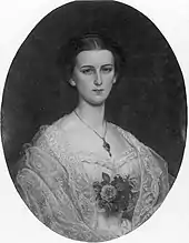 Marie de Hohenzollern-Sigmaringen en buste, les cheveux attachés vers l'arrière, portant une robe en dentelles avec des motifs floraux