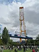 Soulèvement du nouveau pont de Gallardon : une grue jaune très imposante soulève un pont bleu orné de banderoles SNCF, RATP…