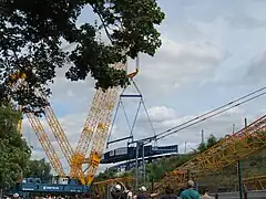 Ajustement de la position du nouveau pont de Gallardon : le pont est presque à sa position finale, amené par la grue.