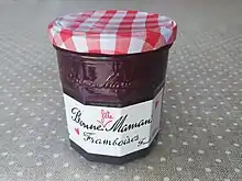 Confiture de framboise Bonne Maman avec une étiquette "spéciale Fête des Mères".