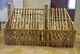 Maquette de la maison de Beauvais-Amoureux, présentant la technique des poteaux en terre.