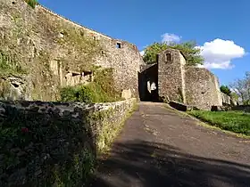 Porte de la Poterne protégée par une tour carrée (vue extra-muros).