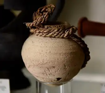 Poterie, la boucle d'origine est toujours présente - Période ptolémaïque - Musée Petrie d'archéologie égyptienne, Londres
