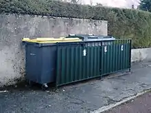 Photographie en couleurs de deux poubelles destinées au tri des déchets ménagers.