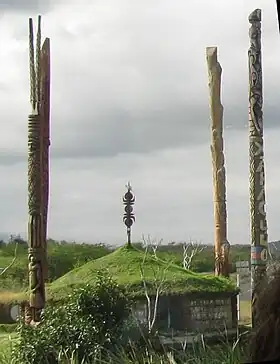 Case devant l'Hôtel de la Province Nord à Koné.