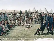 Peinture montrant des Amérindiens assis au sol et se tenant debout devant un officier militaire assis sur une chaise avec d'autres hommes en uniforme se tenant debout derrière lui, avec des tipis en arrière-plan