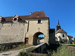Entrée château et église.