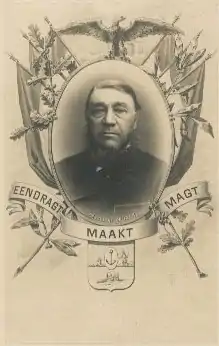 Photo en médaillon de Paul Kruger entouré de drapeaux, surmonté d'une aigle et comportant la devise eendragt maakt magt.