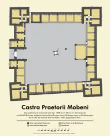 Plan, murs en noir, cour en gris, bâtiments en marron.