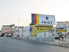 Siège du PAICV, l’avenue Amílcar Cabral à droite.