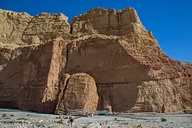 Grottes sacrées dans la falaise opposée à Chaile.