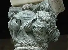 Les représentations de l'art roman sont toujours effrayantes et étranges.Sculpture de Maître de Cabestany dans la cathédrale de Prato en Italie.