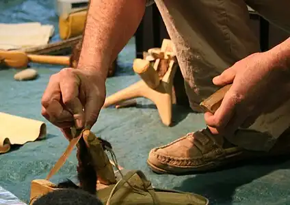 Débitage par pression avec une béquille abdominale longue, détail de la lame détachée (main droite) et du nucléus (main gauche)