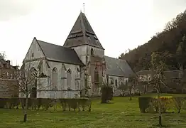 Le prieuré et son église attenante.