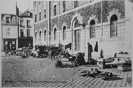 façade de la prison et marché à la ferraille,