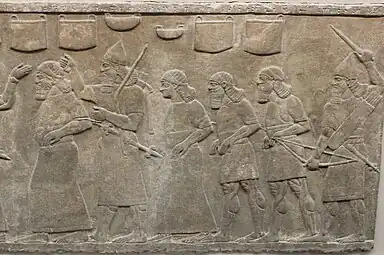 Prisonniers et butin, bas-relief du Palais Nord-Ouest de Nimroud (IXe siècle av. J.-C.). British Museum.
