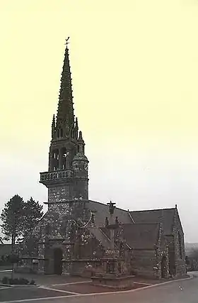 La façade occidentale et flanc sud de l'édifice.