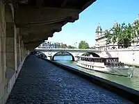 La promenade dans sa première partie et de nuit vue depuis le pont Saint-Michel.