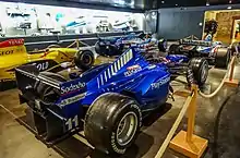 Vue de l’arrière d'une monoplace bleue