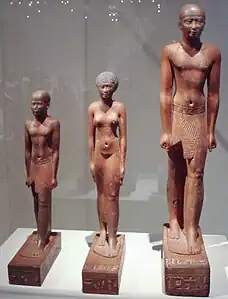 Trois statues, Psammétique Ier, sa femme et son fils.