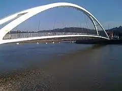 À l'extrémité de la passerelle.