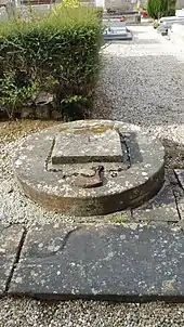 Photographie montrant une dalle circulaire surélevée