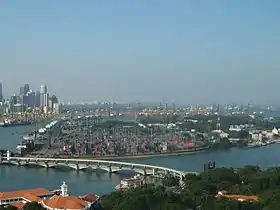 Pulau Brani à droite de :Keppel Harbour (en)