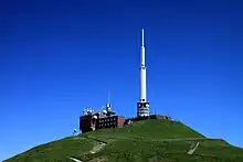 Le laboratoire et le pylône érigé