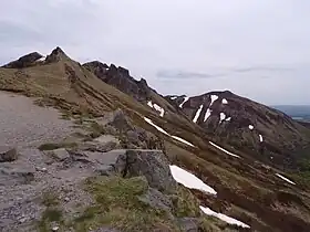 Le puy Redon à gauche.