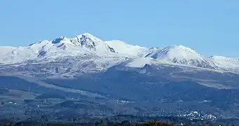 Vue plus rapprochée du massif depuis l'autoroute A89.