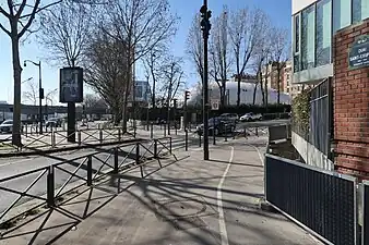 Au croisement avec le quai Saint-Exupéry.