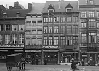 Les maisons du côté impair du quai et la fontaine Montefiore déplacée au début du XXe siècle.