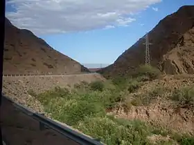 La RN 60 dans la Quebrada de la Cébila, cañon qui traverse la Sierra de Ambato. Dans le fond coule le río Abaucán.