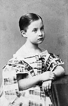 photographie noir et blanc : une petite fille aux cheveux plaqués