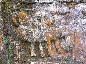 Visage humain et silhouette de cheval.