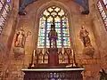 vitrail au-dessus du maître-autel
