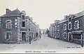 Réguiny ː la Grande Rue vers 1925 (carte postale).