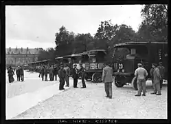 Alignement de camions portant des réclames publicitaires.