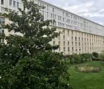 Immeuble de sept étages, avec principe de réduction de l'effet de masse.