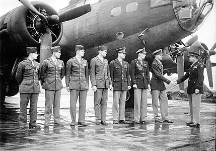 Le colonel Curtis LeMay félicite officiellement l’équipage d’un bombardier du 305th Bomb Group devant leur B-17 Flying Fortress.