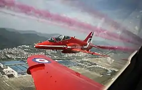 Survol du salon par les Red Arrows britanniques.