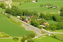 la halte et la gare vues du ciel