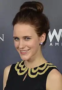 Rachel Brosnahan interprète Miriam.