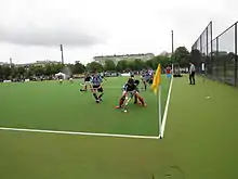 Un joueur de hockey dos au but.