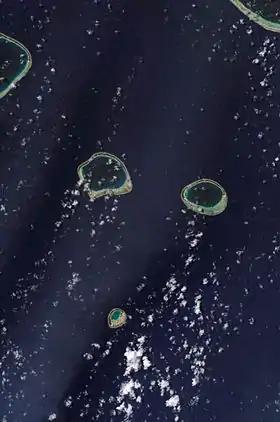 Le groupe des Îles Raevski et une partie de Katiu visible au nord-ouest.