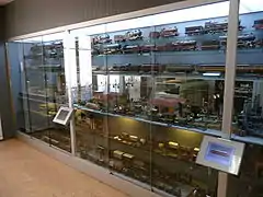 Vitrines d'exposition du 1er&nbsp;étage.